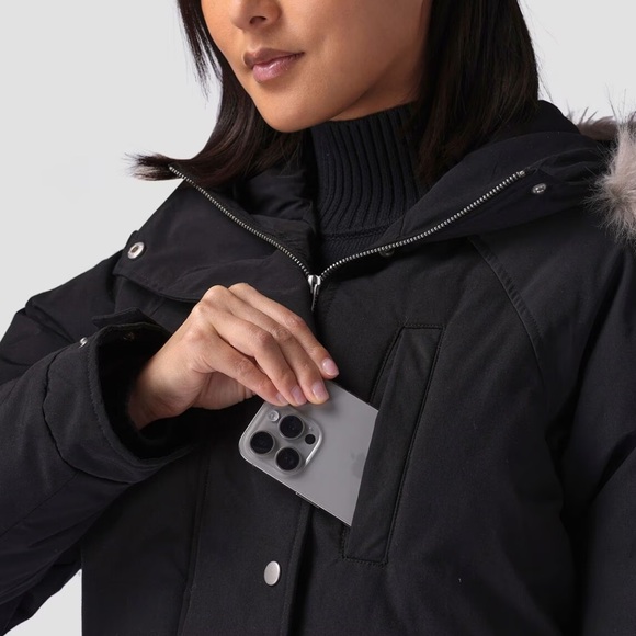 Brand new Basin and Range parka. Size large. Bought final sale but doesn't fit. - Picture 4 of 5